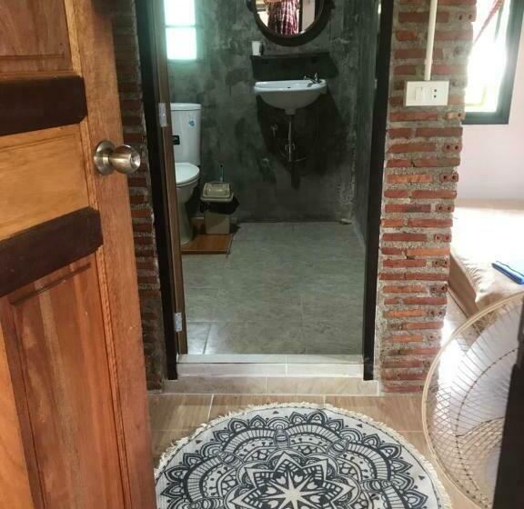 اتاق اکونومی, Hippy Hut Koh Chang