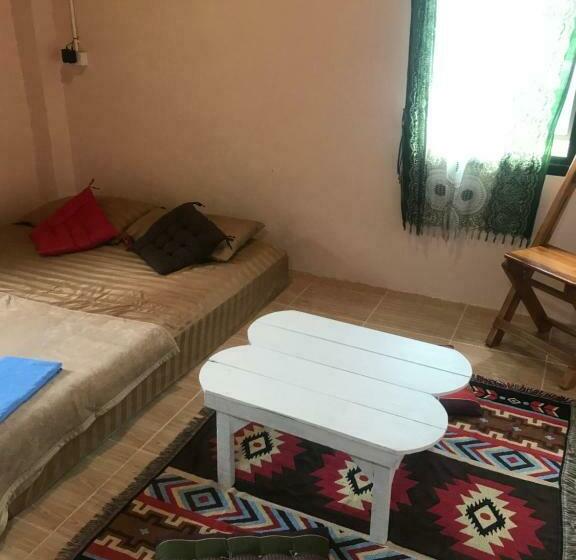 اتاق اکونومی, Hippy Hut Koh Chang