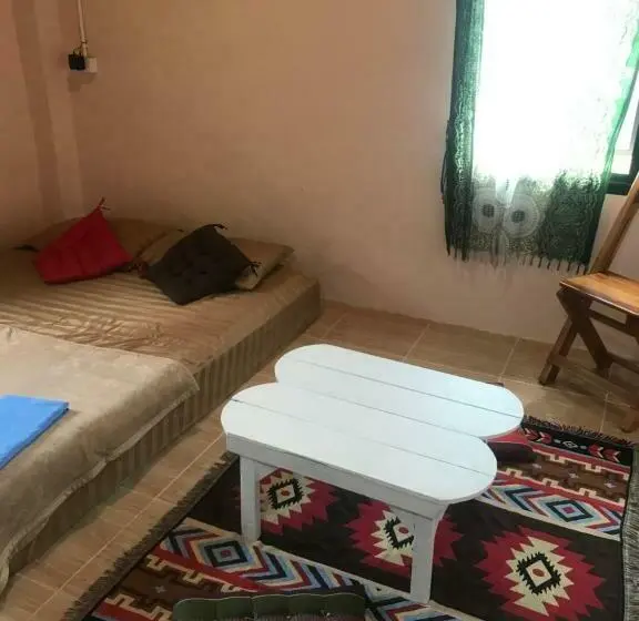 اتاق اکونومی, Hippy Hut Koh Chang