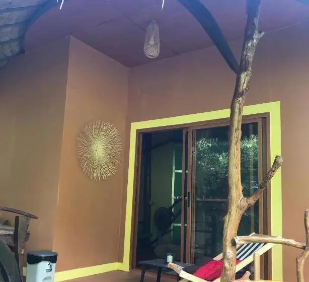 بانگلوی لوکس, Hippy Hut Koh Chang