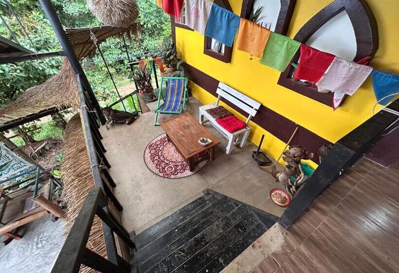 اتاق اکونومی, Hippy Hut Koh Chang