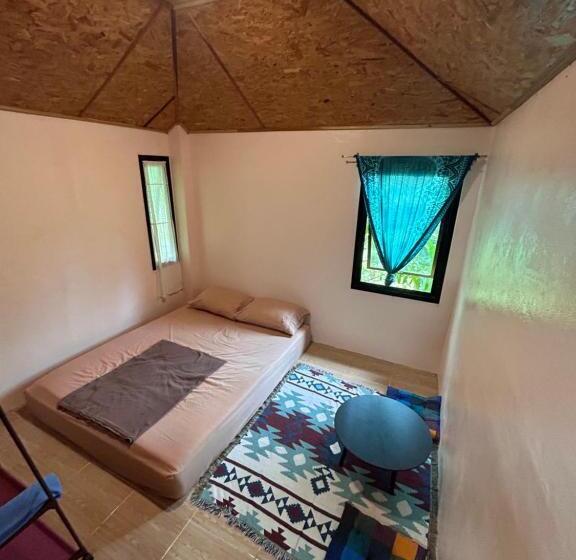اتاق اکونومی, Hippy Hut Koh Chang
