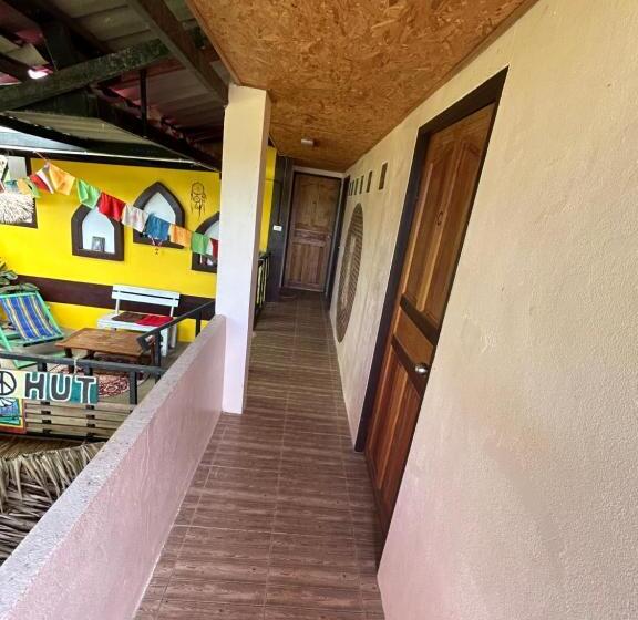 اتاق اکونومی, Hippy Hut Koh Chang