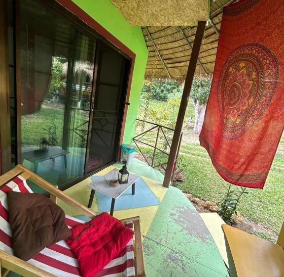 بانگلوی لوکس, Hippy Hut Koh Chang