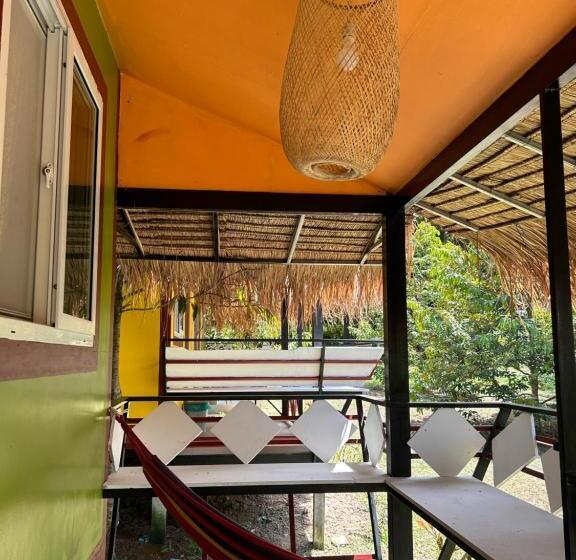 بانگلوی استاندارد, Hippy Hut Koh Chang