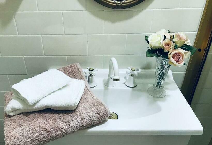 اتاق استاندارد با تخت دو نفره بزرگ, Hawk S Nest Bed & Breakfast