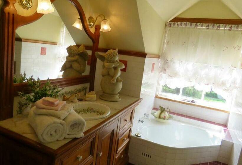 اتاق استاندارد, Hawk S Nest Bed & Breakfast
