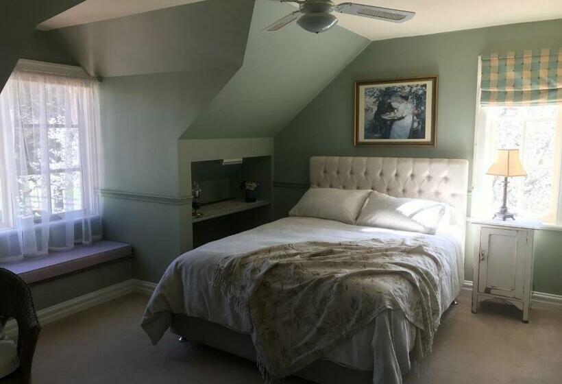 اتاق استاندارد, Hawk S Nest Bed & Breakfast