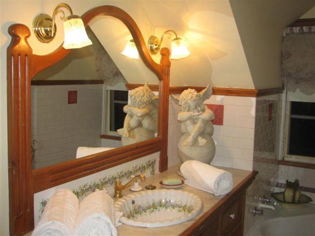 اتاق استاندارد, Hawk S Nest Bed & Breakfast