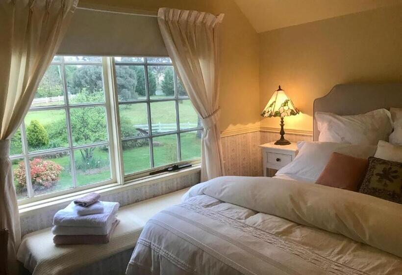 اتاق استاندارد, Hawk S Nest Bed & Breakfast