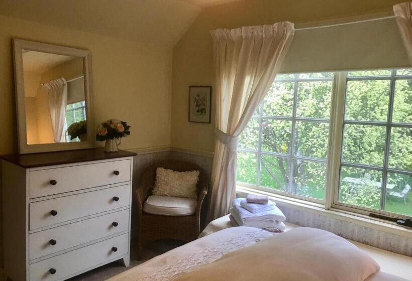 اتاق استاندارد, Hawk S Nest Bed & Breakfast