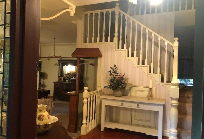 اتاق استاندارد, Hawk S Nest Bed & Breakfast