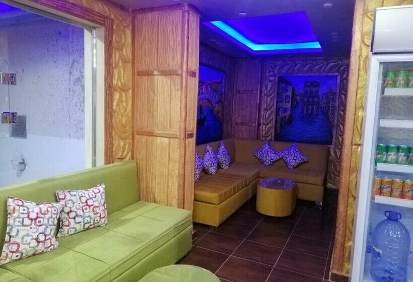 استودیوی استاندارد با چشم‌انداز دریا, فندق البدر