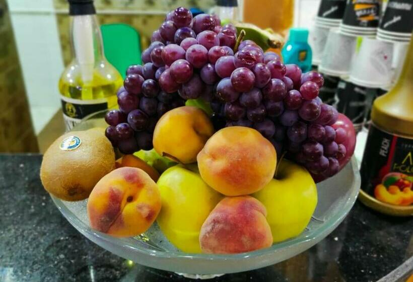 استودیوی استاندارد با چشم‌انداز دریا, فندق البدر