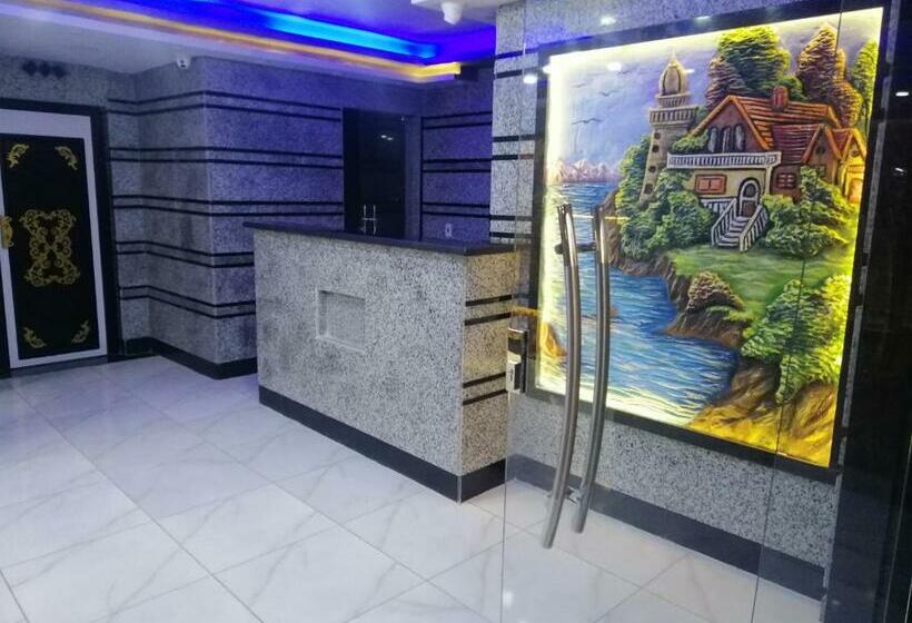 استودیوی استاندارد با چشم‌انداز دریا, فندق البدر