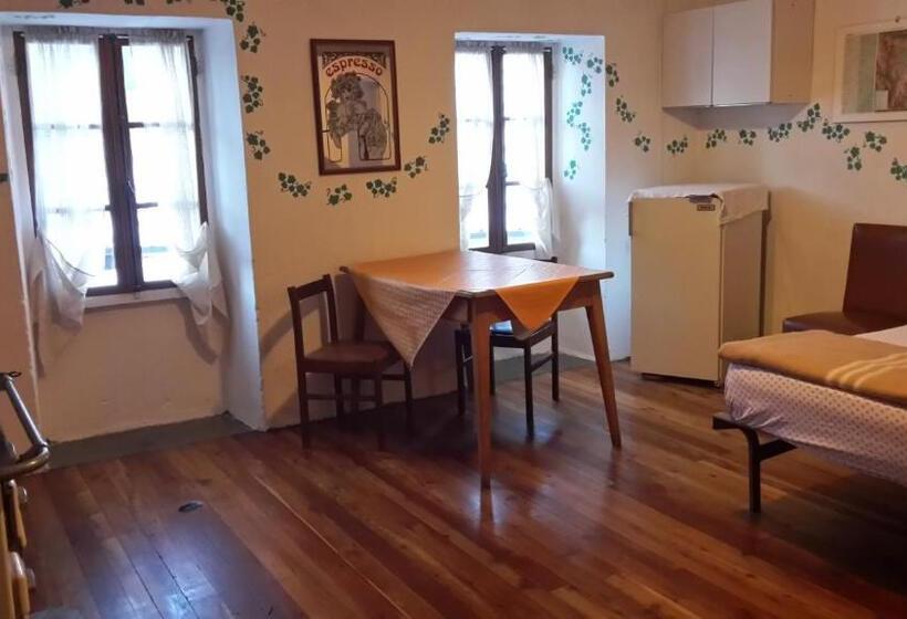 ルームシェアのワンベッド, B&b La Miando