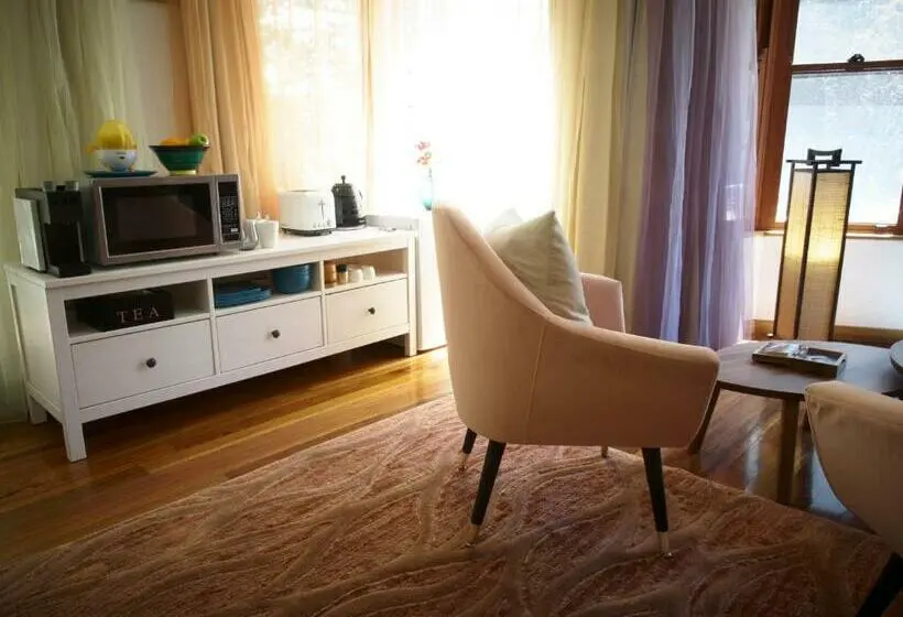 デラックススタジオ, Tomah Retreat   Studio Relax With Fireplace