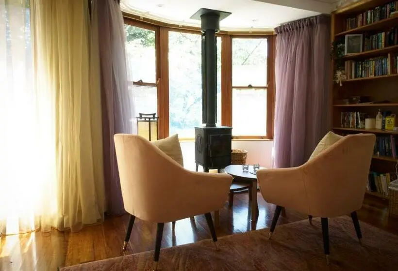 デラックススタジオ, Tomah Retreat   Studio Relax With Fireplace