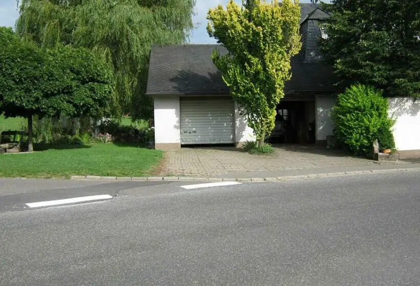 スタンダードスタジオ, Stierstall Suite Pension Wahlenau