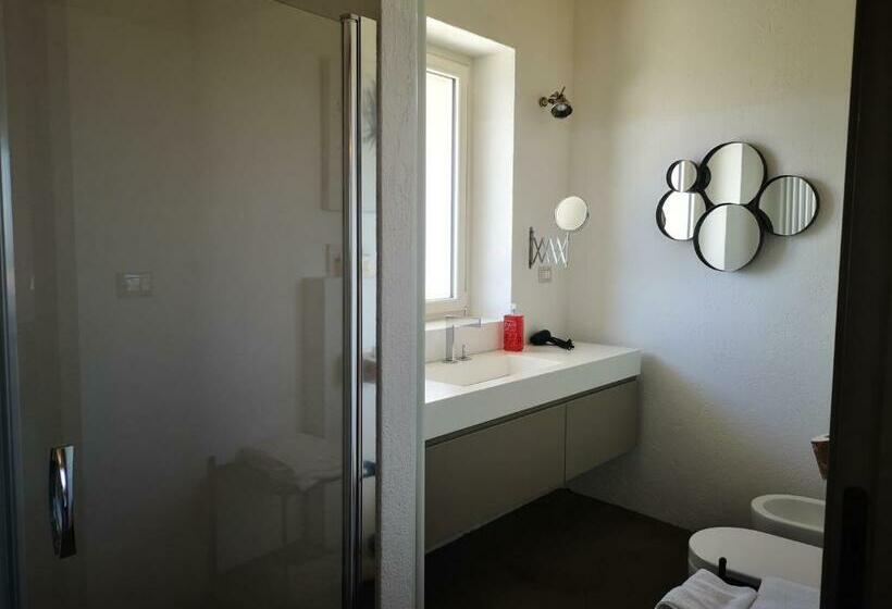 חדר דלוקס, Theresa Sulla Collina