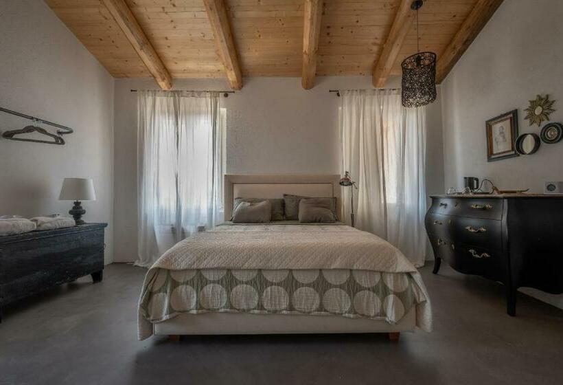 חדר דלוקס, Theresa Sulla Collina