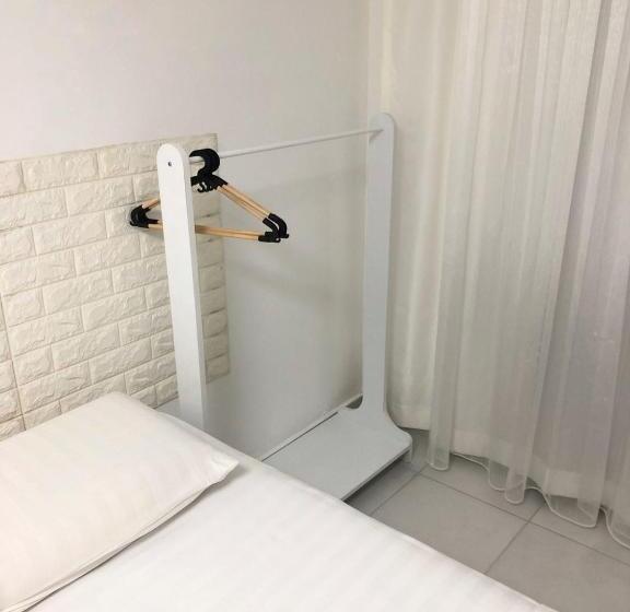 חדר סטנדרט לשלושה, White Suite Rooms