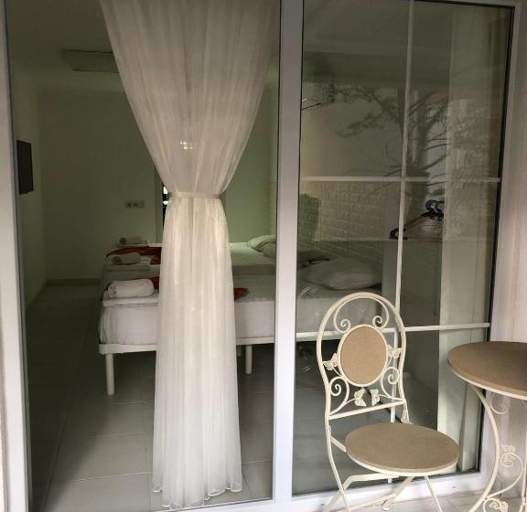 חדר סטנדרט לשלושה, White Suite Rooms
