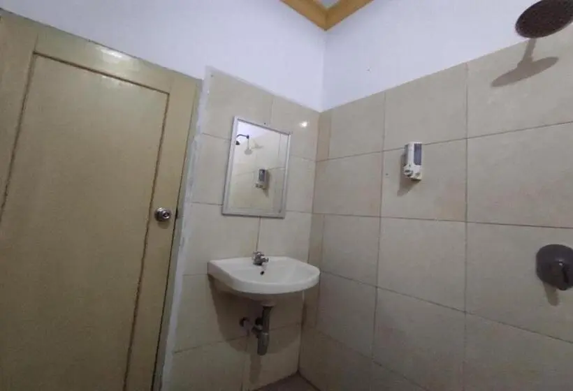 デラックスルーム, Capital O 91650 Hotel Pratama