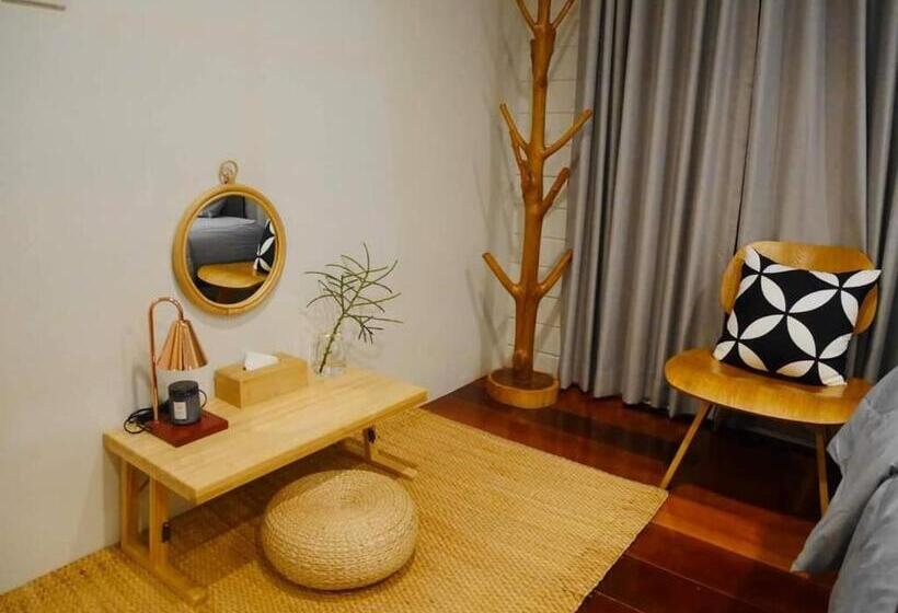 バルコニー付きデラックスルーム, Chertel Poshtel