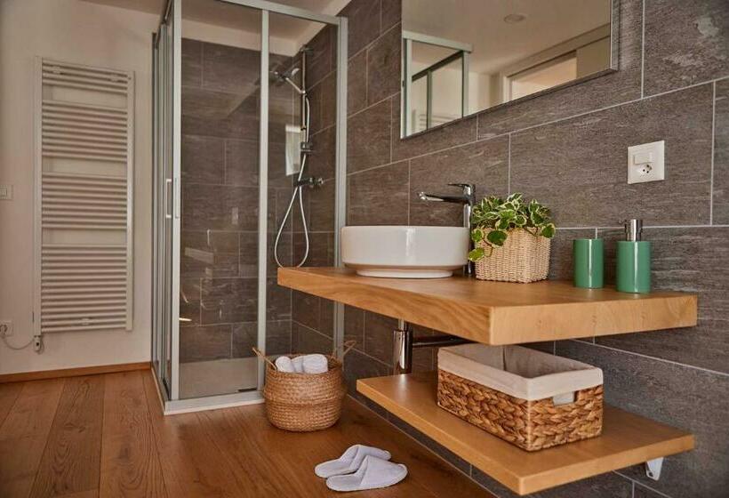 Junior Suite Erkéllyel, Osteria Manciana Con Alloggio Monte Generoso