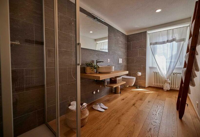 Junior Suite Erkéllyel, Osteria Manciana Con Alloggio Monte Generoso