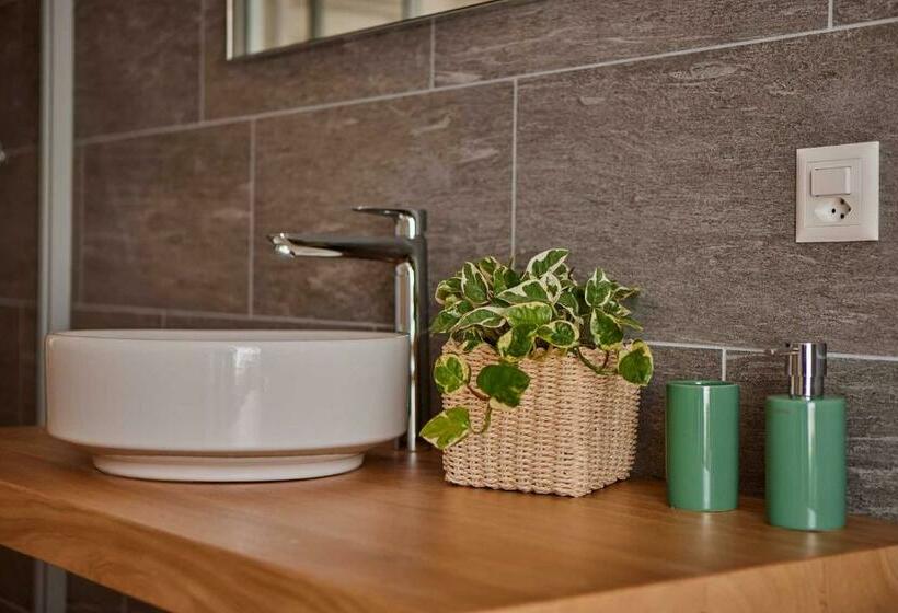 Junior Suite Erkéllyel, Osteria Manciana Con Alloggio Monte Generoso