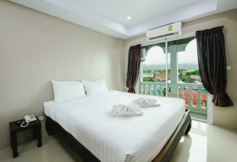 غرفة ديلوكس, Tyler Cherngtalay