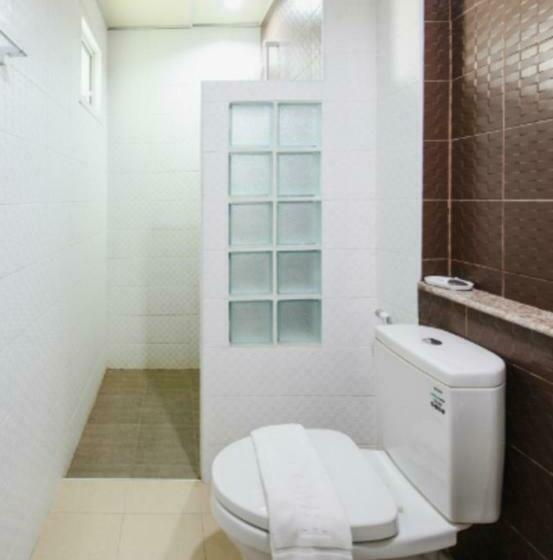 غرفة ديلوكس, Tyler Cherngtalay