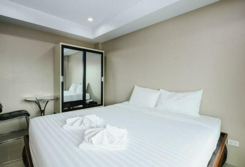 غرفة ديلوكس, Tyler Cherngtalay