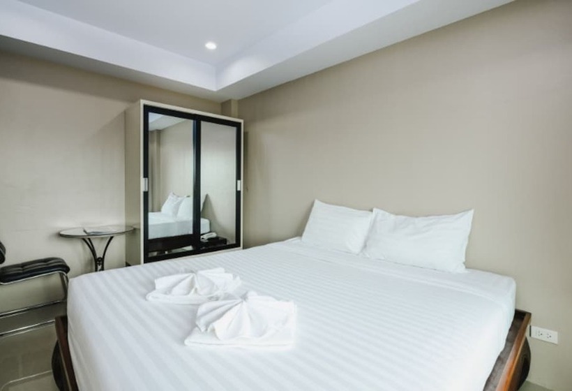 غرفة ديلوكس, Tyler Cherngtalay