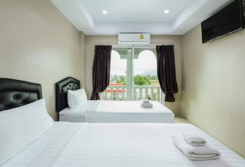 غرفة ديلوكس, Tyler Cherngtalay