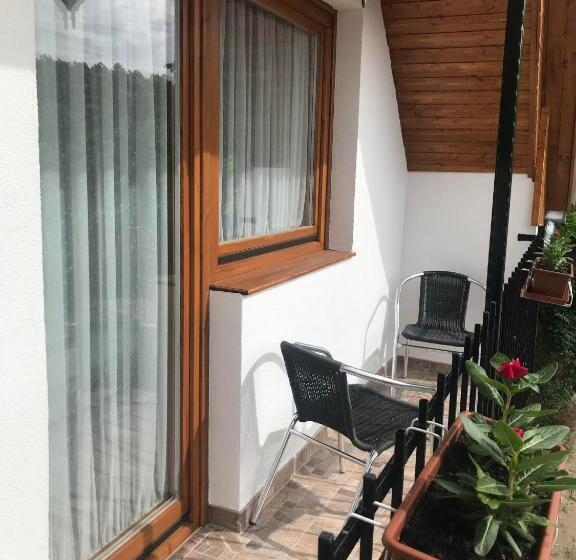 패밀리 룸, Berger Pince és Vendégház