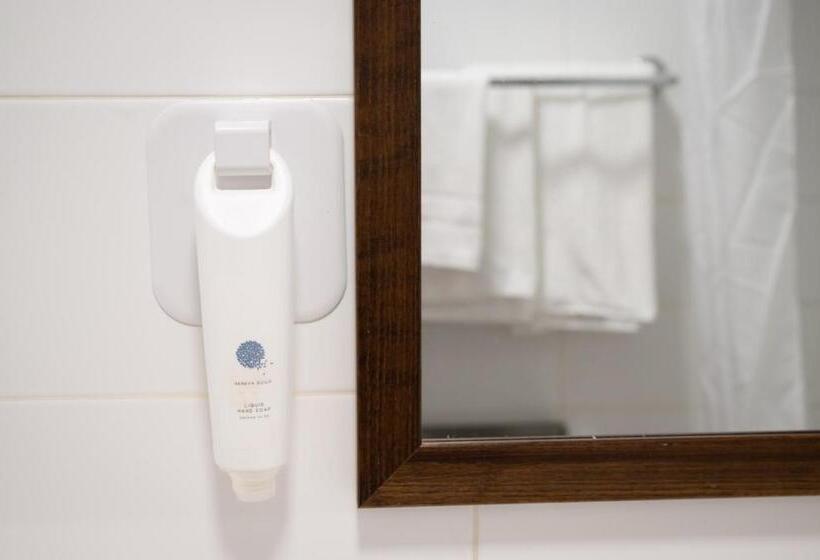 Camera Standard Individuale, Cocked Hat By Greene King Inns