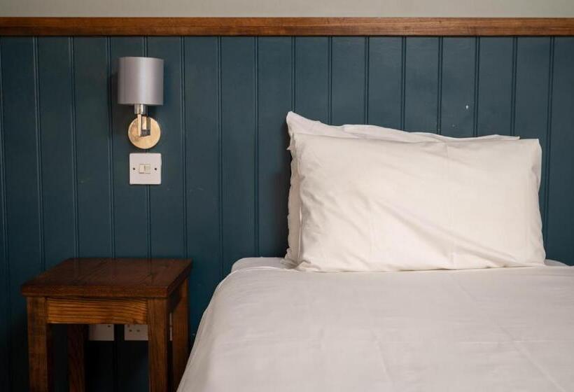 Camera Standard Individuale, Cocked Hat By Greene King Inns