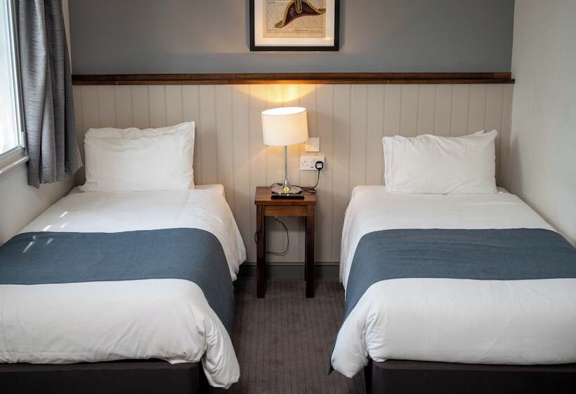 Camera Familiare, Cocked Hat By Greene King Inns