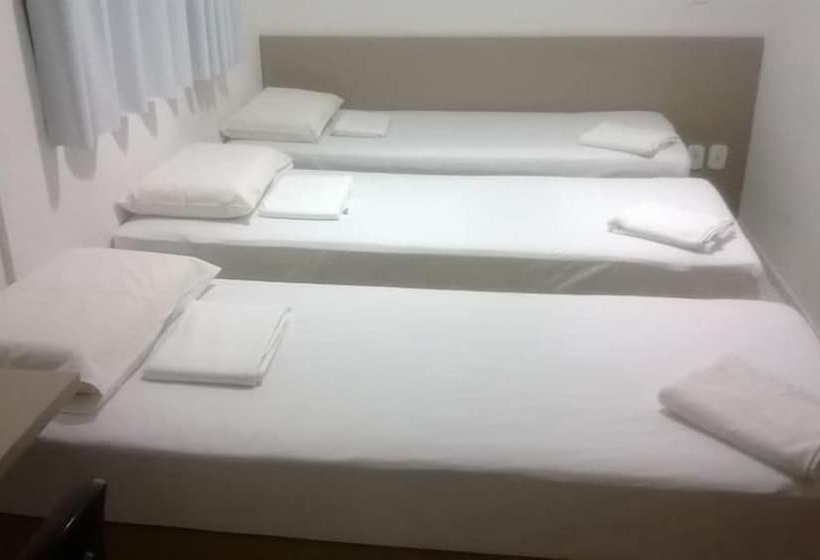 スタンダードトリプルルーム, Hub