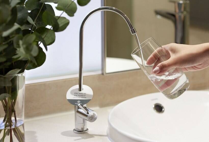 Deluxe Room, Momentus Hotel Alexandra