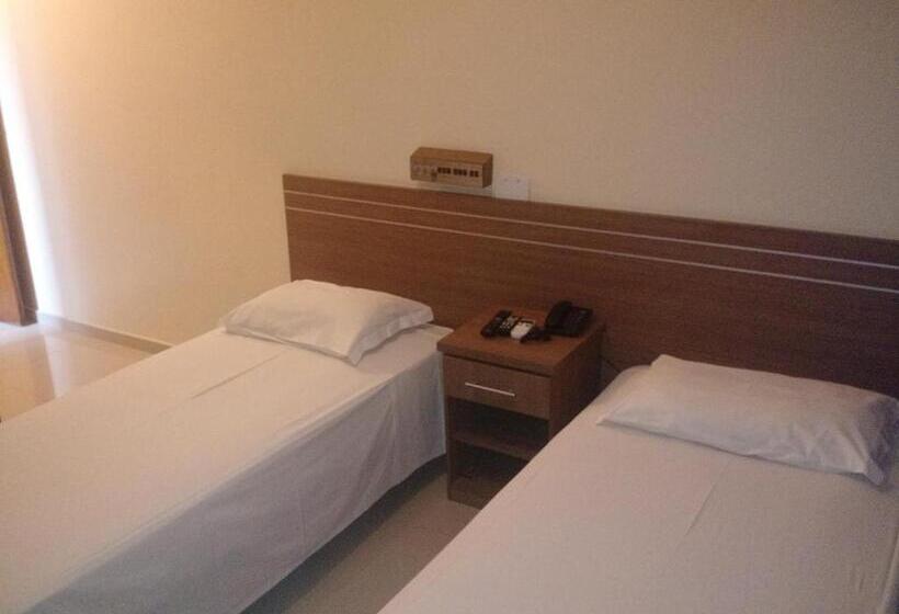 标准间, Plaza Suite