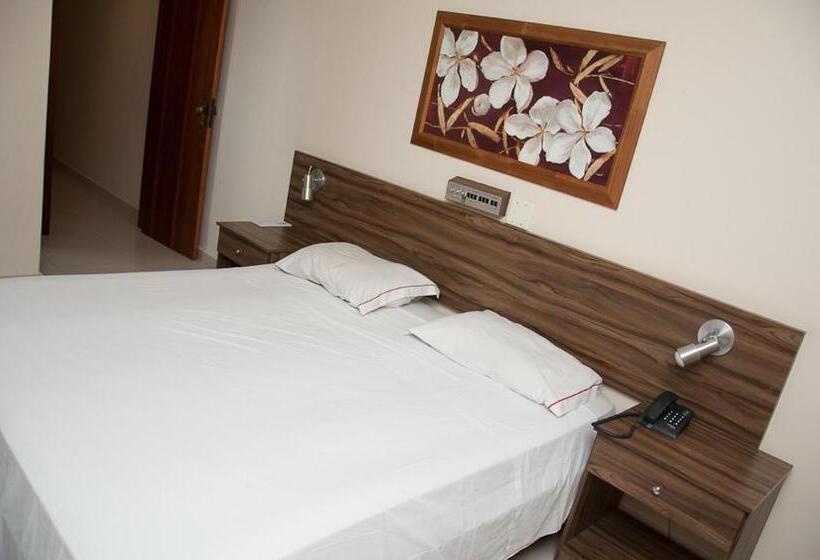 标准三人间, Plaza Suite