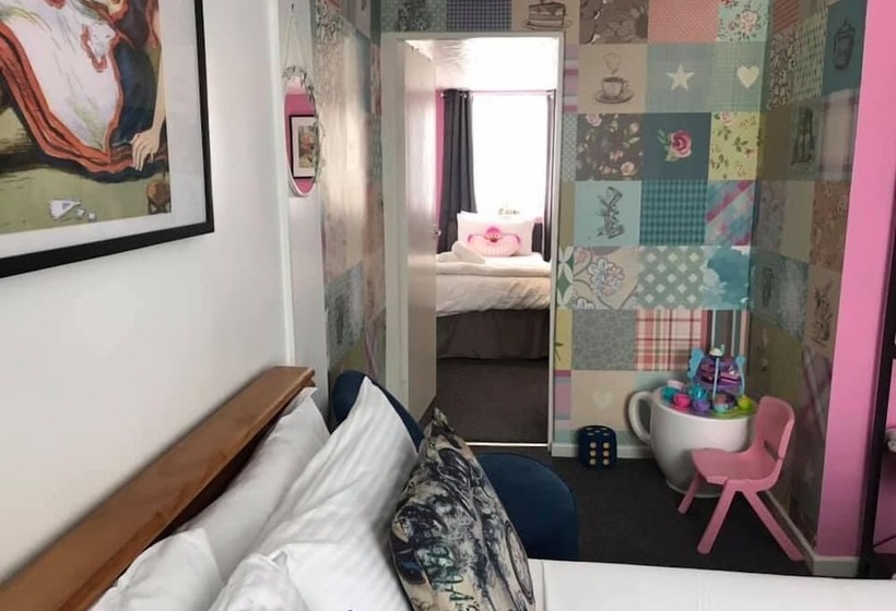 חדר משפחתי, Raffles