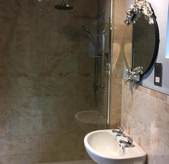 סוויטה, Worplesdon Place