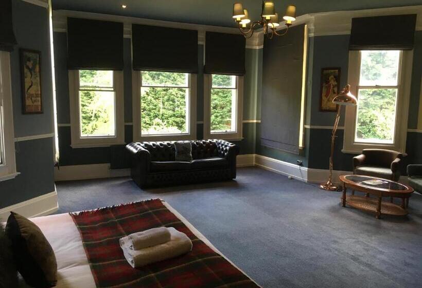 סוויטה, Worplesdon Place