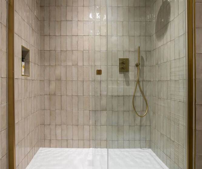 高级大房间, Worplesdon Place