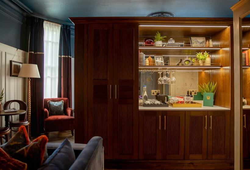 标准间, Worplesdon Place